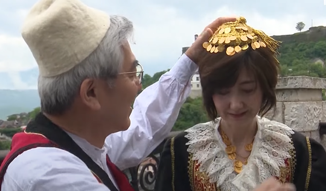 Ambasadori i Japonisë shfaqet në Gjirokastër me kostum popullor shqiptar (FOTO)