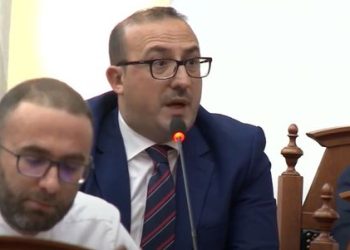 Deputeti i PD: Do të gjejmë punë të dytë, në piceri e lavapjatë