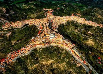 Fshati në formë njeriu mahnit italiantët