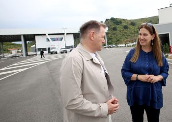 Shqipëria pret këtë vit më shumë turistë, Kumbaro nis inspektimet në pikat kufitare. Ndalesa e parë në Qafë Botë