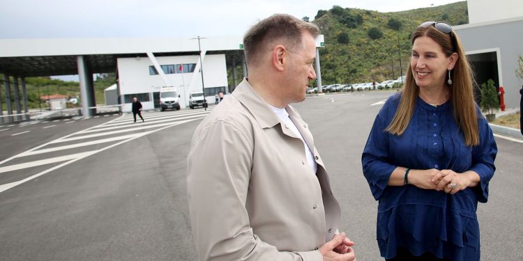 Shqipëria pret këtë vit më shumë turistë, Kumbaro nis inspektimet në pikat kufitare. Ndalesa e parë në Qafë Botë