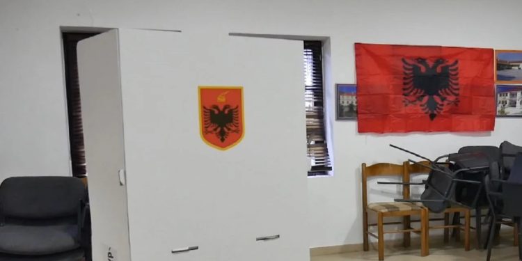 Gjirokastër/Mbi 20 qendra votimi probleme me pajisjen, mungon operatori