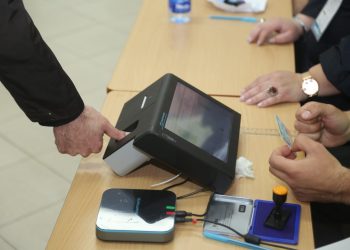 Probleme me pajisjen e identifikimin elektronik në shumë qendra votimi, PS kërkese KQZ: Të vijohet pa PEi