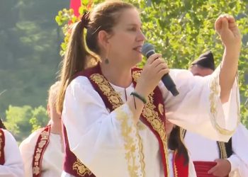 Mirela Kumbaro për kandidatin e PD në Libohovë: Turpi i botës! Ne flasim në emër të jetës, ata flasin në emër të vdekjes dhe bëhen qesharakë