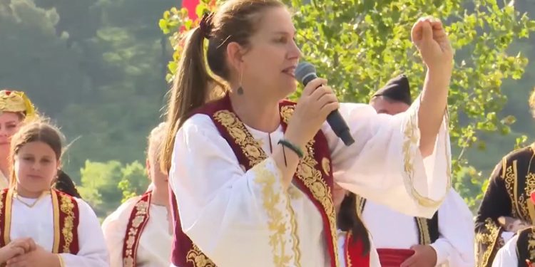 Mirela Kumbaro për kandidatin e PD në Libohovë: Turpi i botës! Ne flasim në emër të jetës, ata flasin në emër të vdekjes dhe bëhen qesharakë