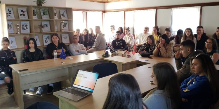 Aftësitë dixhitale dhe punësimi, trajnohen rreth 50 të rinj në Gjirokastër, Libohovë, Sarandë dhe Konispol (FOTO)
