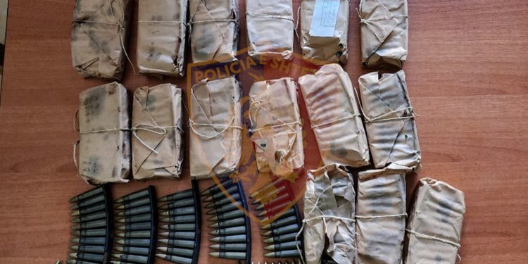 Zbulohet kaseta me mbi 500 fishekë në Tepelenë, arrestohet 39-vjeçari (FOTO)