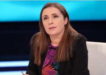 “Dua të bëhem i pasur” – gazetarja tregon rastin e pazakontë: Si një fëmijë grabiti pensionet me pistoletë lodër