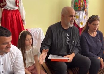 Sugjerimi i çuditshëm i Ramës në Lazarat për të marrë peng Flamur Golemin: Jo të gjitha zakonet e vjetra duhen harruar… (VIDEO)