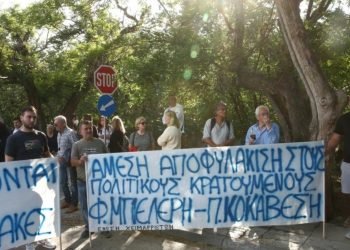Mbështetësit e Fredi Belerit protestojnë para ambasadës shqiptare në Greqi: Zgjedhjet fitohen në qendrat e votimit, jo në burgje (FOTO)