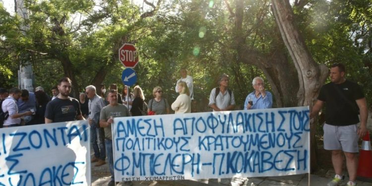 Mbështetësit e Fredi Belerit protestojnë para ambasadës shqiptare në Greqi: Zgjedhjet fitohen në qendrat e votimit, jo në burgje (FOTO)