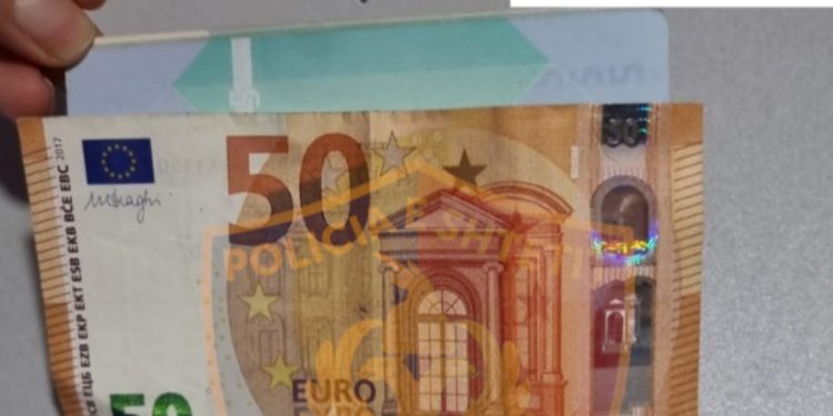 50 euro brenda pasaportës, i riu tenton të korruptojë policin në Kakavijë, përfundon nën akuzë