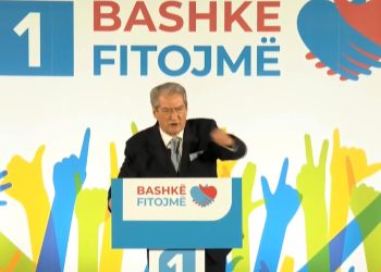 Perla e Berishës në Gjirokastër: Flamur Golemi mashtron fëmijët me telefona gjysmë fallco. S’ke ku shkon Golem, do ndiqesh si kriminel elektoral, ta them unë ty (VIDEO)