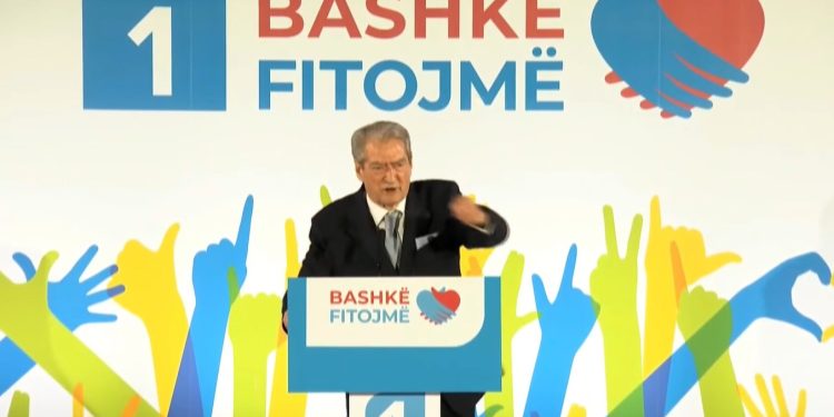 Perla e Berishës në Gjirokastër: Flamur Golemi mashtron fëmijët me telefona gjysmë fallco. S’ke ku shkon Golem, do ndiqesh si kriminel elektoral, ta them unë ty (VIDEO)