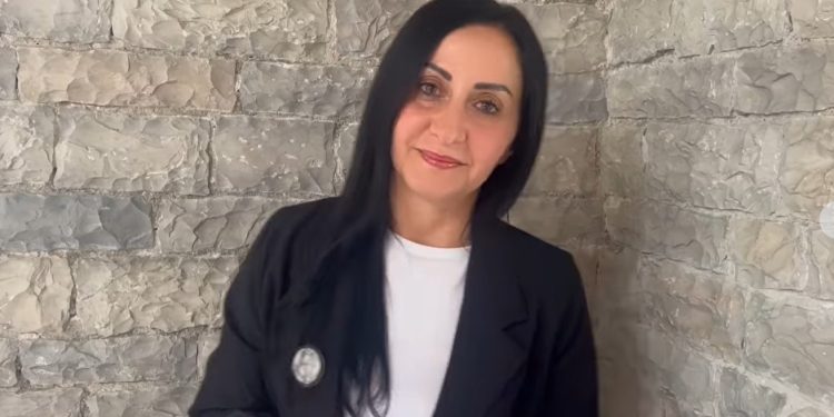 “Po u martova e dua burrin si Luizi”, gazetaren nga Gjirokastra e pushojnë nga puna: Pas ekranit të RTSH fshihen njerëz të vegjël. U morën me “skandalin” tim dhe harruan vjedhjet me tendera e bindjen e verbër ndaj politikanëve (VIDEO)