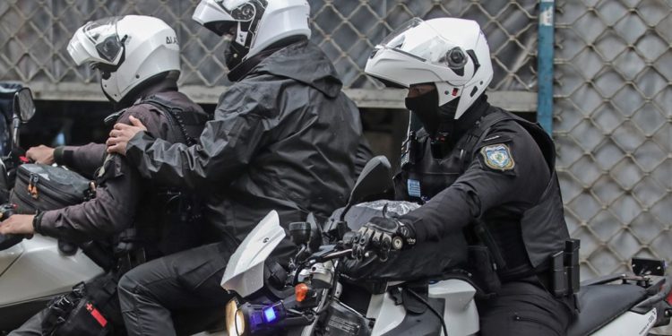 Terror në Greqi, një person hap xhamin e makinës dhe qëllon në ajër, plagosen 3 të mitur