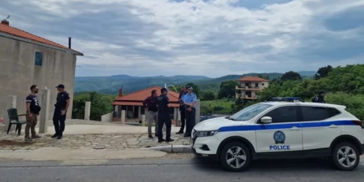 E rëndë në Greqi/ Vrau bashkëshorten në sy të fëmijës se i kërkoi divorcin, 8-vjeçari eci për 5 orë në gjak