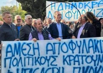 Ekstremisti antishqiptar Babis Karathanos, në krye të protestës për Fredi Belerin te ambasada jonë në Athinë