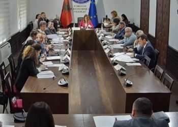 Deputetët dhe ministrat rrisin rrogat e tyre, ja sa do të jenë pagat e reja