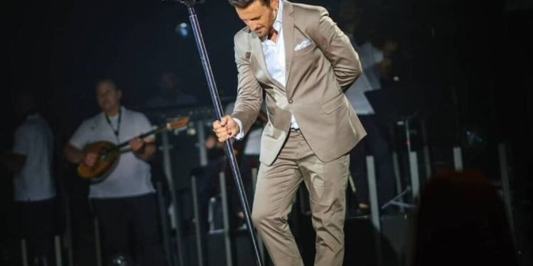 Këngëtari grek që mbajti koncert në Tiranë: Faleminderit është pak. I privilegjuar nga mbështetja e Ramës