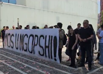 “Mos u ngopshi”, Lëvizja Bashkë proteston kundër rritjes së pagave për deputetët, hedhin para në tokë