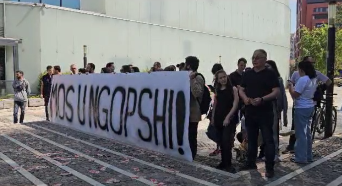 “Mos u ngopshi”, Lëvizja Bashkë proteston kundër rritjes së pagave për deputetët, hedhin para në tokë