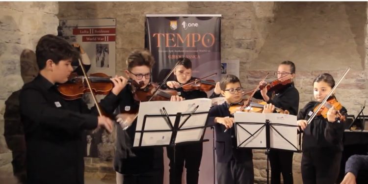 Muzikë klasike e tinguj pianoje në kalanë e Gjirokastrës! Mbi 200 artistë shqiptarë e të huaj, pjesë e konkursit ‘tempo’ (VIDEO)