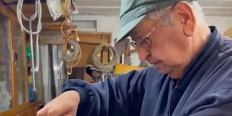 Rrëfimi i të moshuarit nga Saranda: Ndërtova motor në diktaturë. E mbajta 10 vite dhe më pas ma vodhën