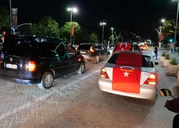 Në Tiranë festohet me flamurin turk për fitoren e Erdogan