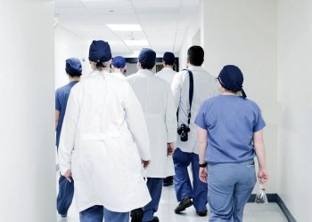 Vendi më i varfër në Europë, nuk mund të prodhojë mjekë për vendin më të pasur të saj