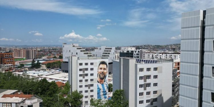 Muralja e Messit në Tiranë jehonë në mediat ndërkombëtare, “AP”: Shqiptarët e njohin shumë mirë futbollistin argjentinas