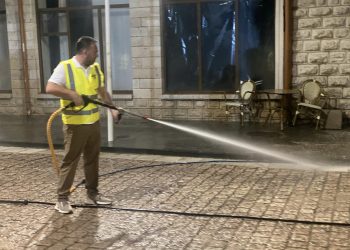 Nis spektakli në Sarandë, kryetari i bashkisë del që pa gdhirë me zorrën e ujit për të larë rrugët, punëtorët e shohin me adhurim (FOTO)