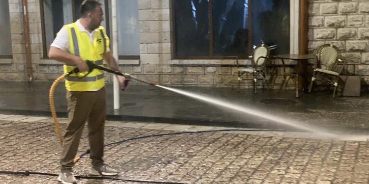 Nis spektakli në Sarandë, kryetari i bashkisë del që pa gdhirë me zorrën e ujit për të larë rrugët, punëtorët e shohin me adhurim (FOTO)