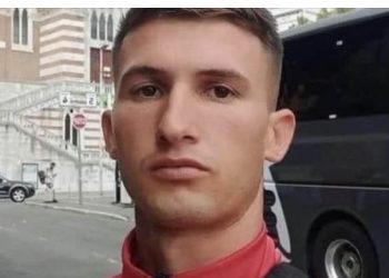 E diela e zezë në Konispol, i riu bie nga makinë me bar, ndërron jetë