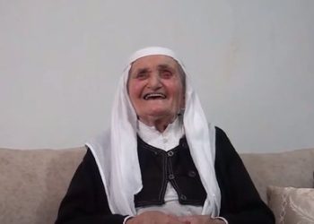 Një jetë me pe e gjilpërë- 93 vjeçarja që qëndis trashëgiminë: Nuk u martova, më njohin si burrneshë