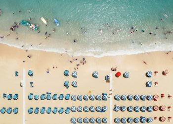 Shqipëria thyen rekordin e blerjes së.... çadrave të plazhit – Tendenca e rritjes së fortë të turizmit reflektohet në importet e bizneseve bregdetare