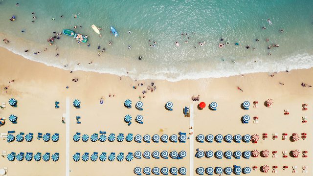 Shqipëria thyen rekordin e blerjes së.... çadrave të plazhit – Tendenca e rritjes së fortë të turizmit reflektohet në importet e bizneseve bregdetare