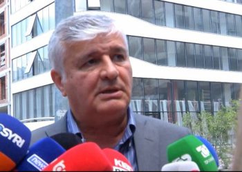 Flet avokati i Saimir Tahirit: Ka gruan të sëmurë, do kujdeset për fëmijët e mitur