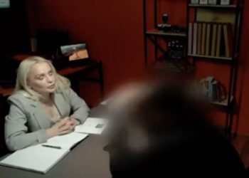 VIDEO / Emigranti shqiptar ‘shokohet’, zbulon nga detektivi privat të fejuarën e tij duke e tradhtuar