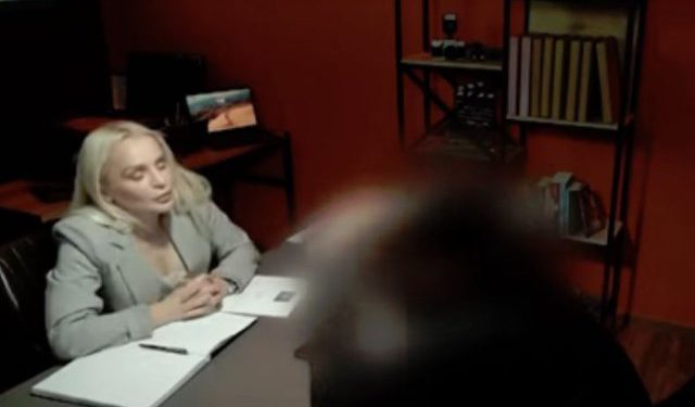 VIDEO / Emigranti shqiptar ‘shokohet’, zbulon nga detektivi privat të fejuarën e tij duke e tradhtuar