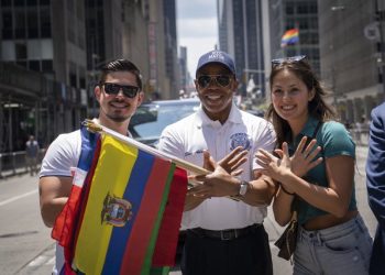 Kryebashkiaku i New York bën shqiponjën: Krenar për motrat dhe vëllezërit e mi!