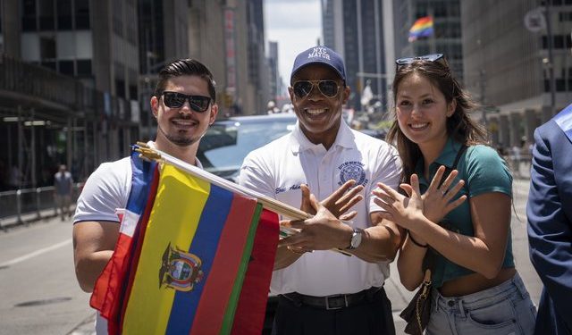 Kryebashkiaku i New York bën shqiponjën: Krenar për motrat dhe vëllezërit e mi!