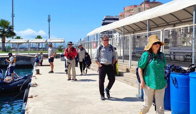 Të huajt vijnë, shqiptarët ikin, turizmi shënon të ardhura e shpenzime rekord