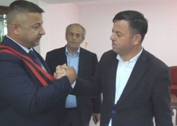 Shtrëngim duarsh, Gjolek Guci dorëzon Memaliajn te Albert Malaj