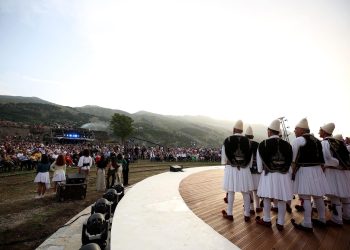Sofra gjirokastrite e Festivalit dhe si i “mundi” gjermanët këngëtari devolli!