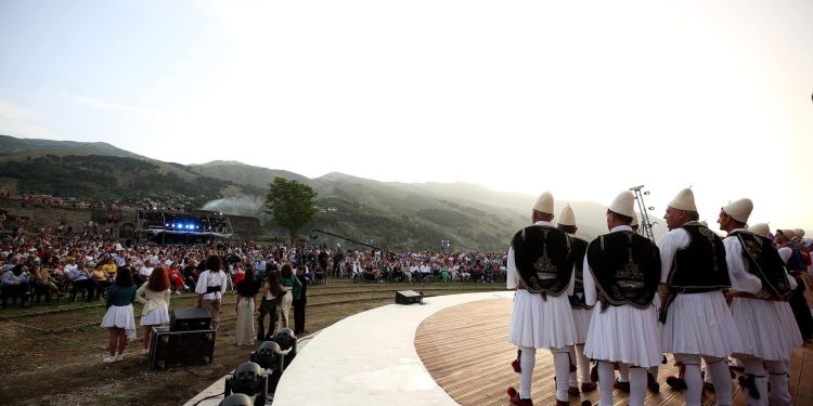 Sofra gjirokastrite e Festivalit dhe si i “mundi” gjermanët këngëtari devolli!