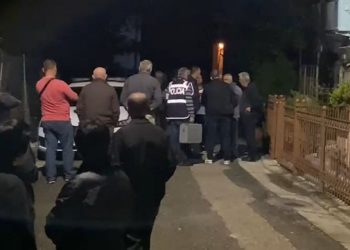 Përmeti në shok/ Djali mbyti nënën me plastmas, babai: Në burg duhet të futet doktori, jo im bir