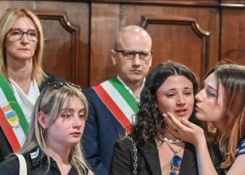 “Fluturo lart Kevin, fluturo te Zoti”, qindra persona i japin lamtumirën 19-vjeçarit shqiptar në Itali