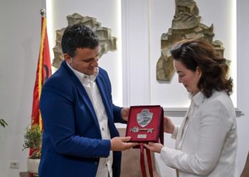 Ambasadorja Yuri Kim vlerësohet me Çelësin e Gjirokastrës (FOTO)