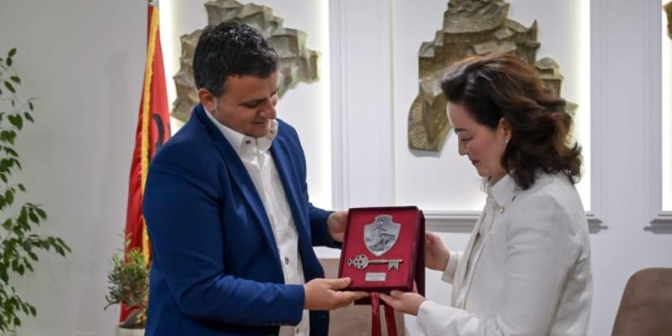 Ambasadorja Yuri Kim vlerësohet me Çelësin e Gjirokastrës (FOTO)